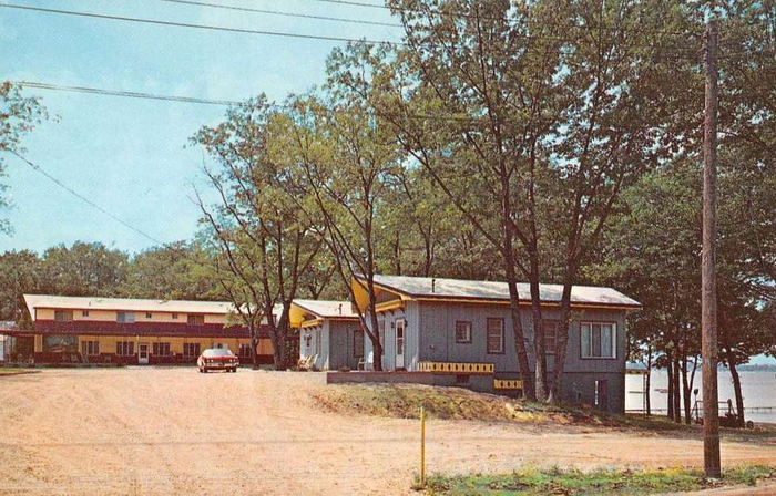 Cedar Oaks Resort (Riviera Resort) - Vintage Postcard